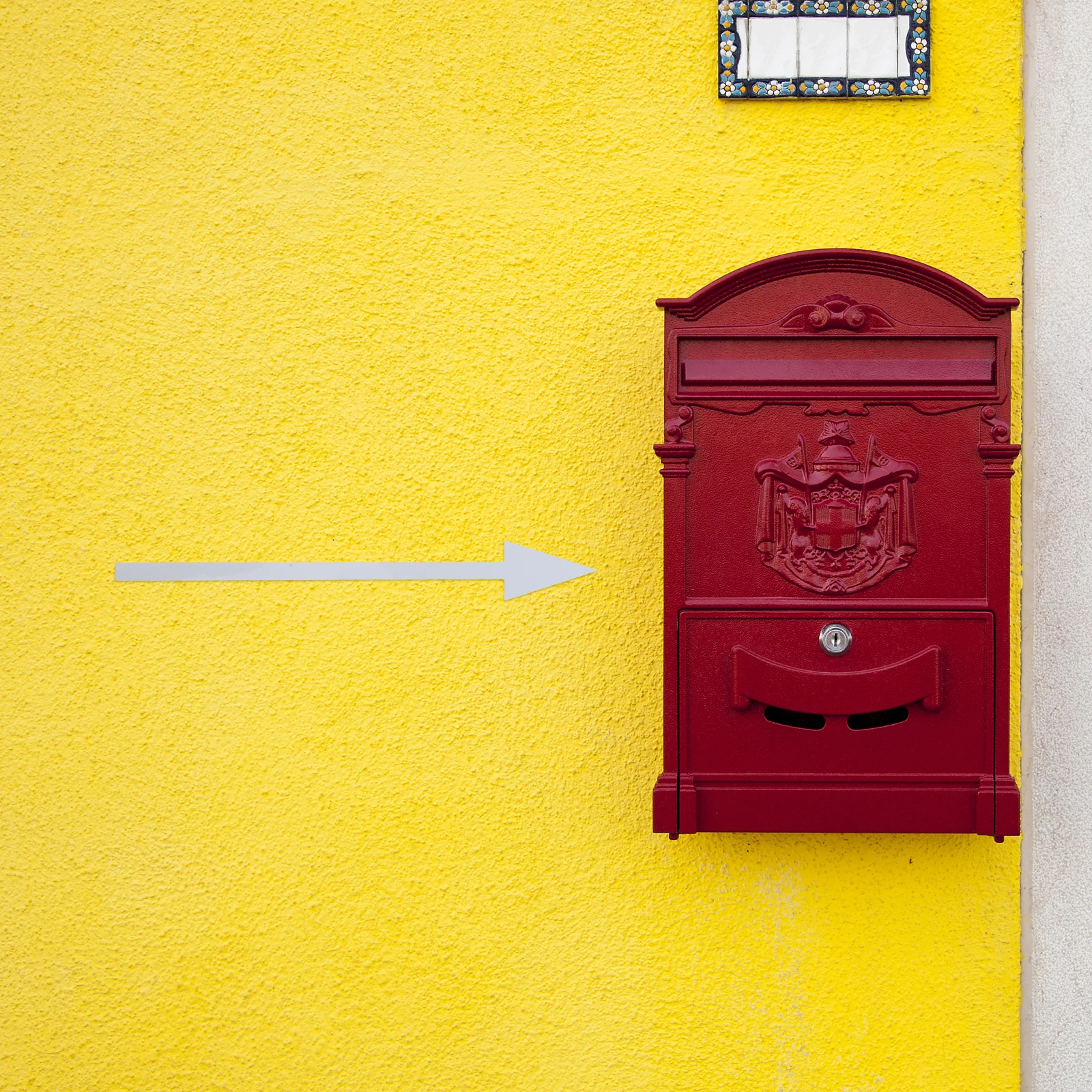 

5pcs Reflective Mailbox Arrow Decals Large Waterproof Self-Adhesive Directional Stickers For Outdoor Wall Floor Marking Night