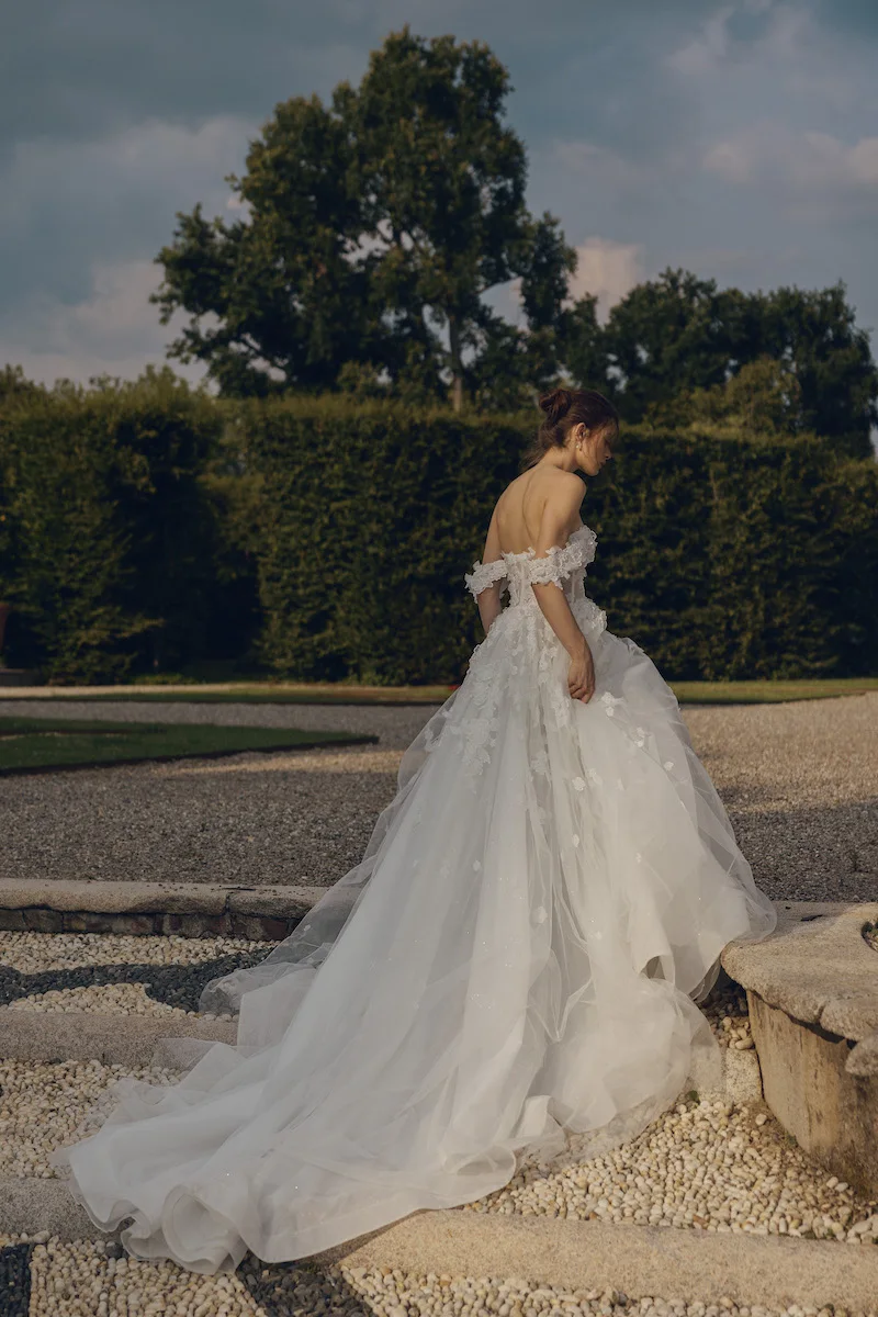 Luxury A Line Wedding Dress Tulle Off The Shoulder Flowers With Lace Applique Sleeveless Beach Boho Bridal Gowns