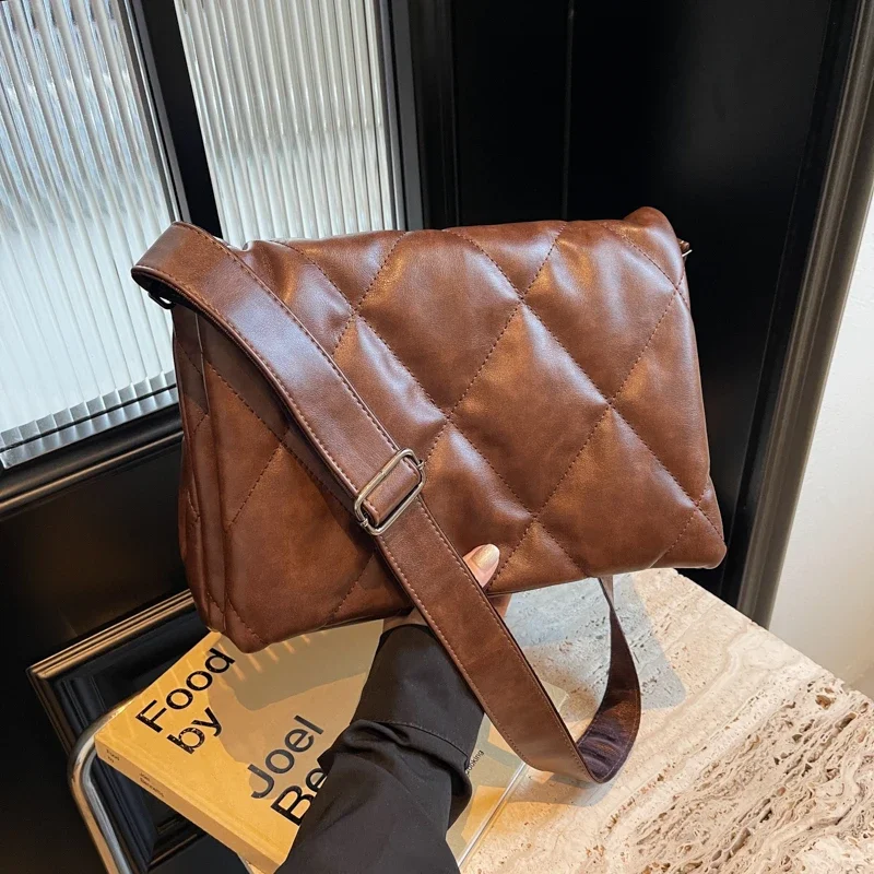 

Single Shoulder Crossbody Bag with Large Capacity for Commuting 2024 New Fashionable Retro Versatile Tote Bag Un Sac Épaule