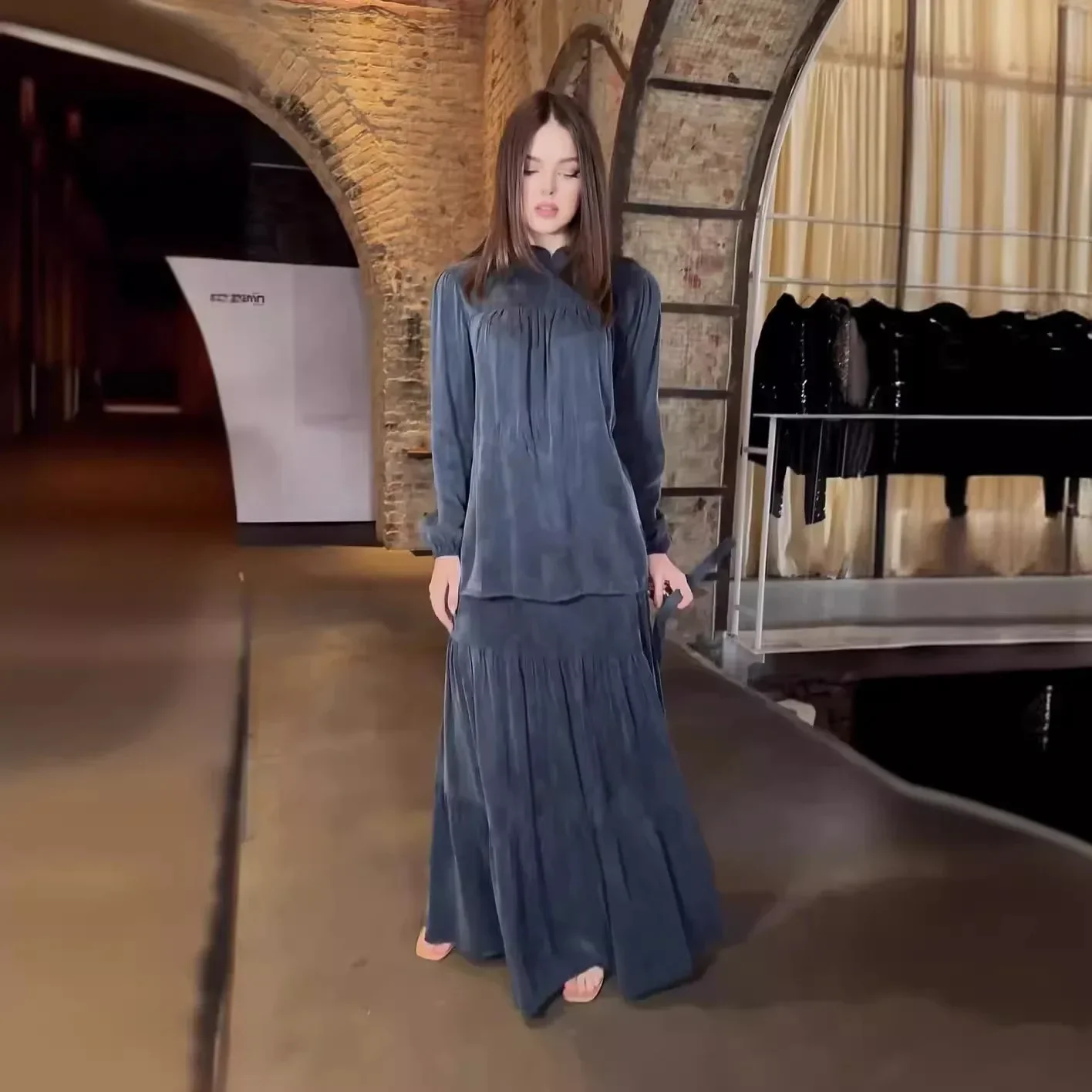 

Женский новый осенний комплект из двух предметов, модный элегантный однотонный плиссированный облегающий топ с круглым вырезом и длинными рукавами, длинная юбка до половины тела