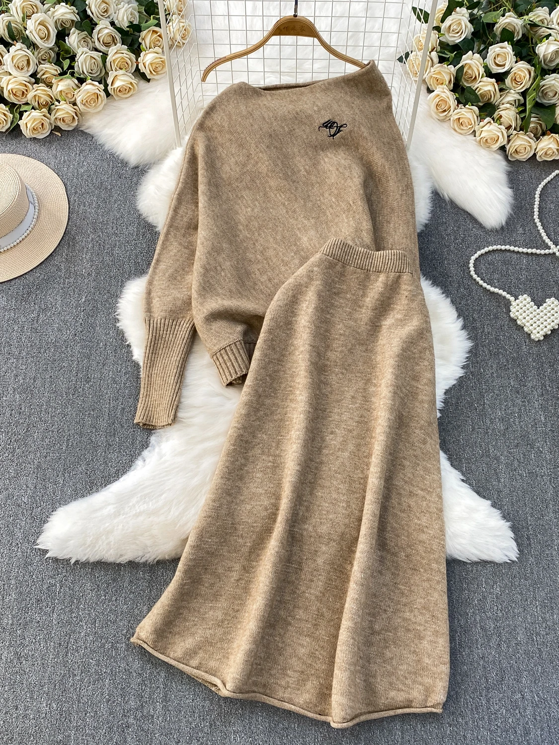 

Шикарный вязаный свитер с вышивкой и утягивающей юбкой с высокой талией, осенне-зимний комплект, новое поступление для женщин...