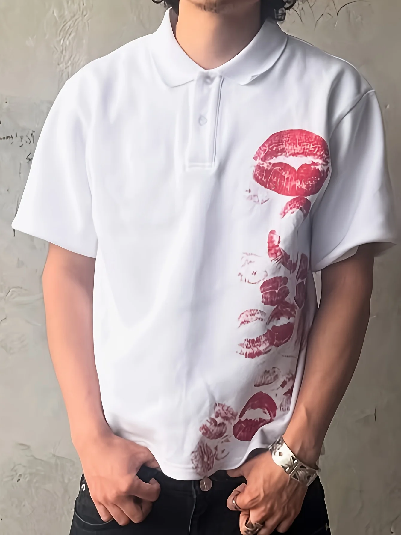 Herren Sommer Retro Klassisches Vielseitiges Poloshirt mit Kragen und Kurzen Ärmeln Punk-Stil Bedrucktes T-Shirt mit Rotem Kiss-Muster – Detail 5