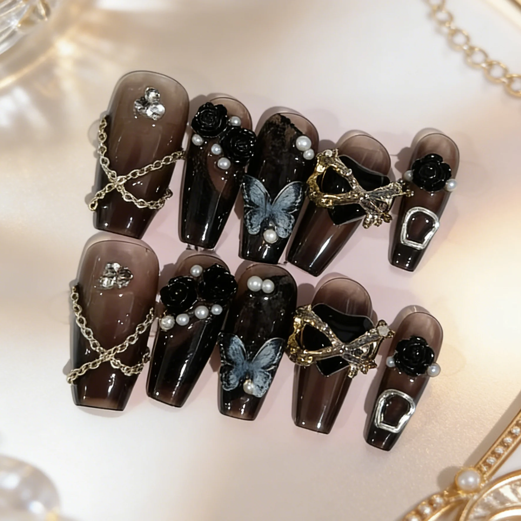 10 Pieces of Hand-Pressed Coffin-Shaped Nails, Beautiful False Nails, Dark Chains with Sparkling Diamonds, Suitable for Women