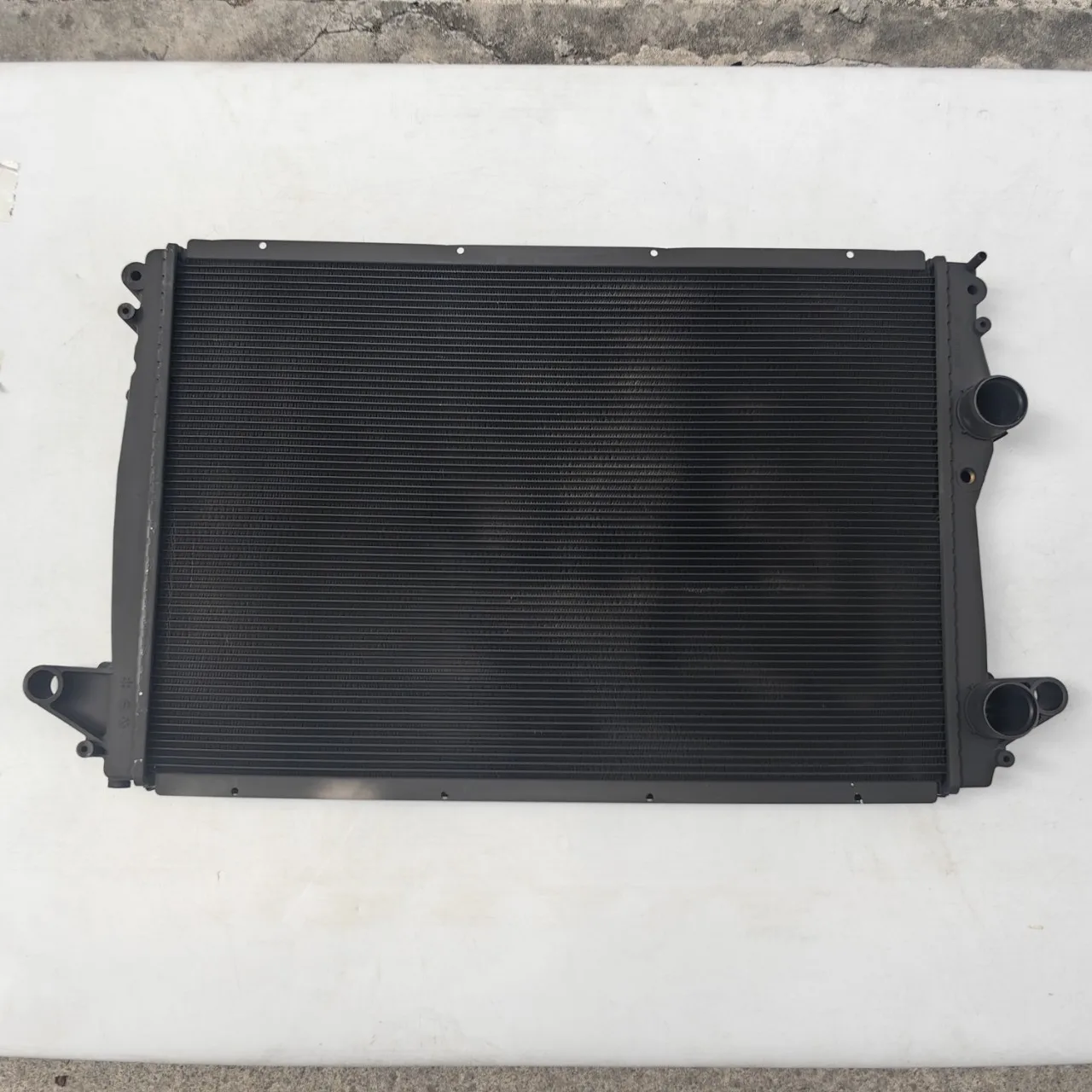 

Suitable for Masarati 4.2 223561 car water tank radiator