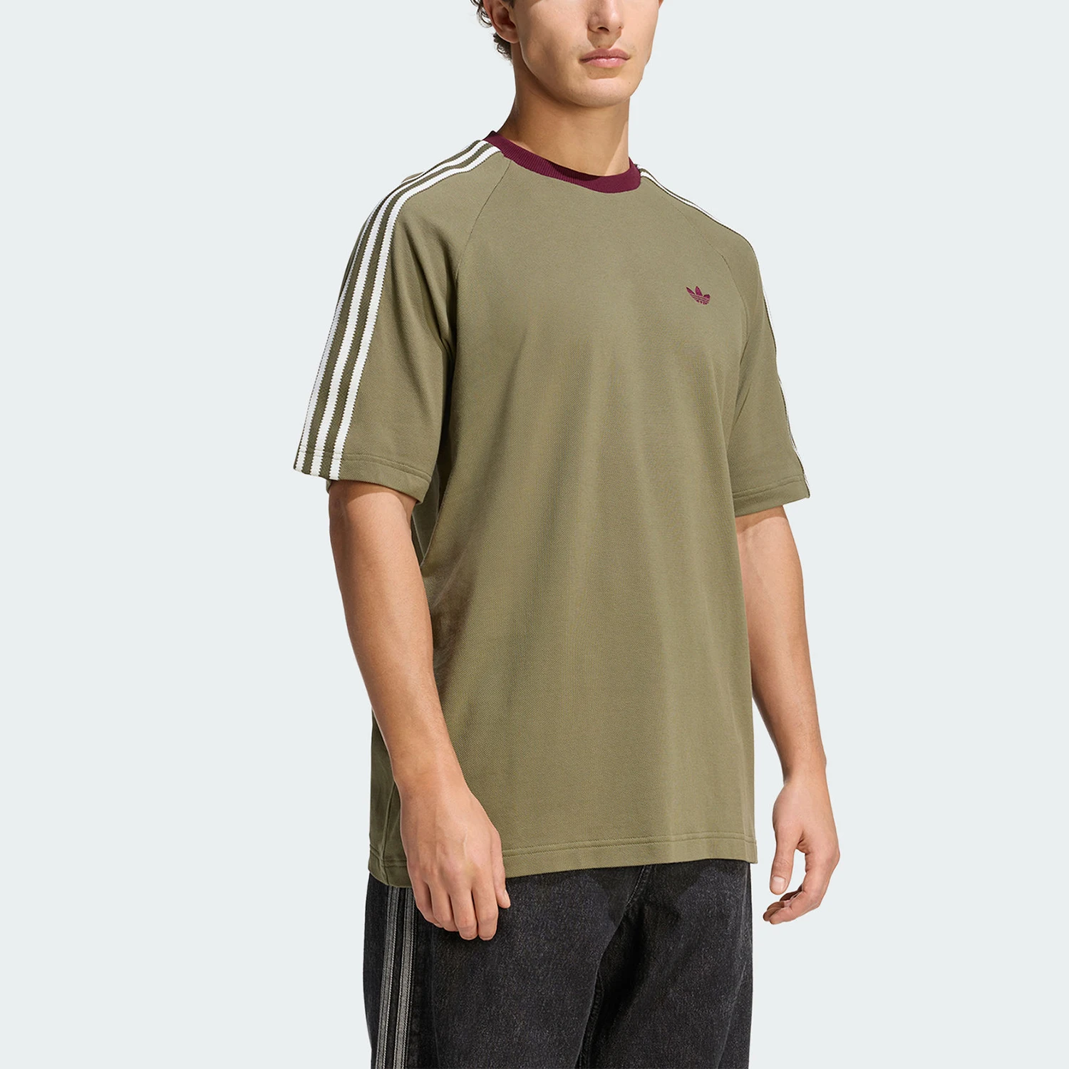 

Оригинальная мужская свободная повседневная футболка Adidas с круглым вырезом и тремя полосками KV4446