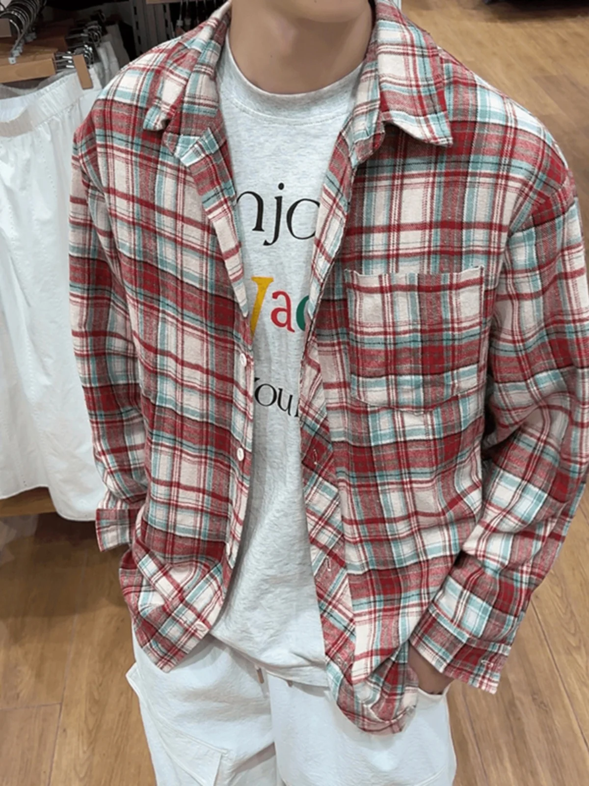 

Мужское длинное пальто в клетку на осень-весну, красное, роскошное, в американском стиле, свободного кроя, молодежный тренд, полиэстер...