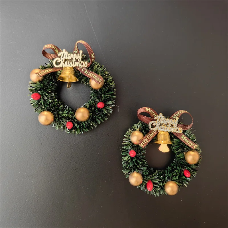 Small Christmas Wreath Fridge Magnet Christmas Festive Refrigerator Magnet Decoration Toy House Miniature Scene Model