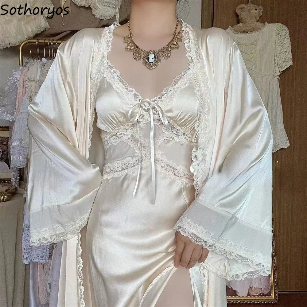 Jedwabne szlafroki komplety damskie delikatne koronkowe wzornictwo elegancka bielizna nocna przyjazna dla skóry francuski styl codzienny estetyczny dom damski salon