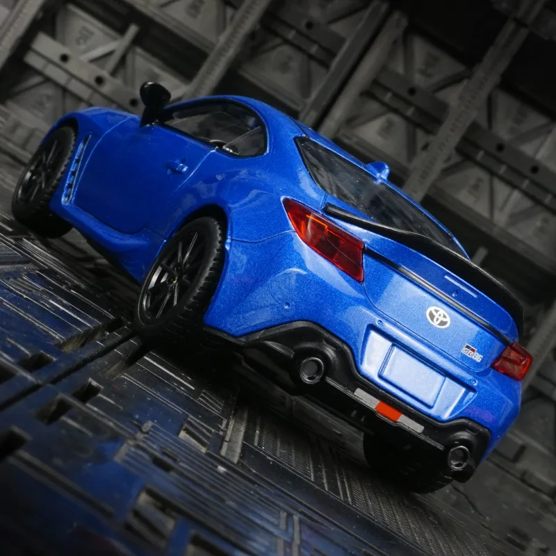 As portas modelo de carro em liga Toyota GR86 1:28 podem ser abertas tem funções de som e iluminação simuladas, detalhes ricos, acabamento fino
