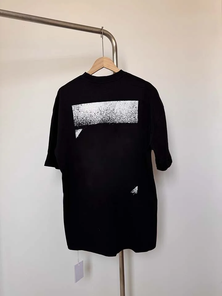 Koszulki damskie i męskie z nadrukiem ostrzegawczym linii atomizowanej farbą, wysoka jakość, kolekcja 2026ss, oversize, streetwear, bawełniane koszulki męskie.