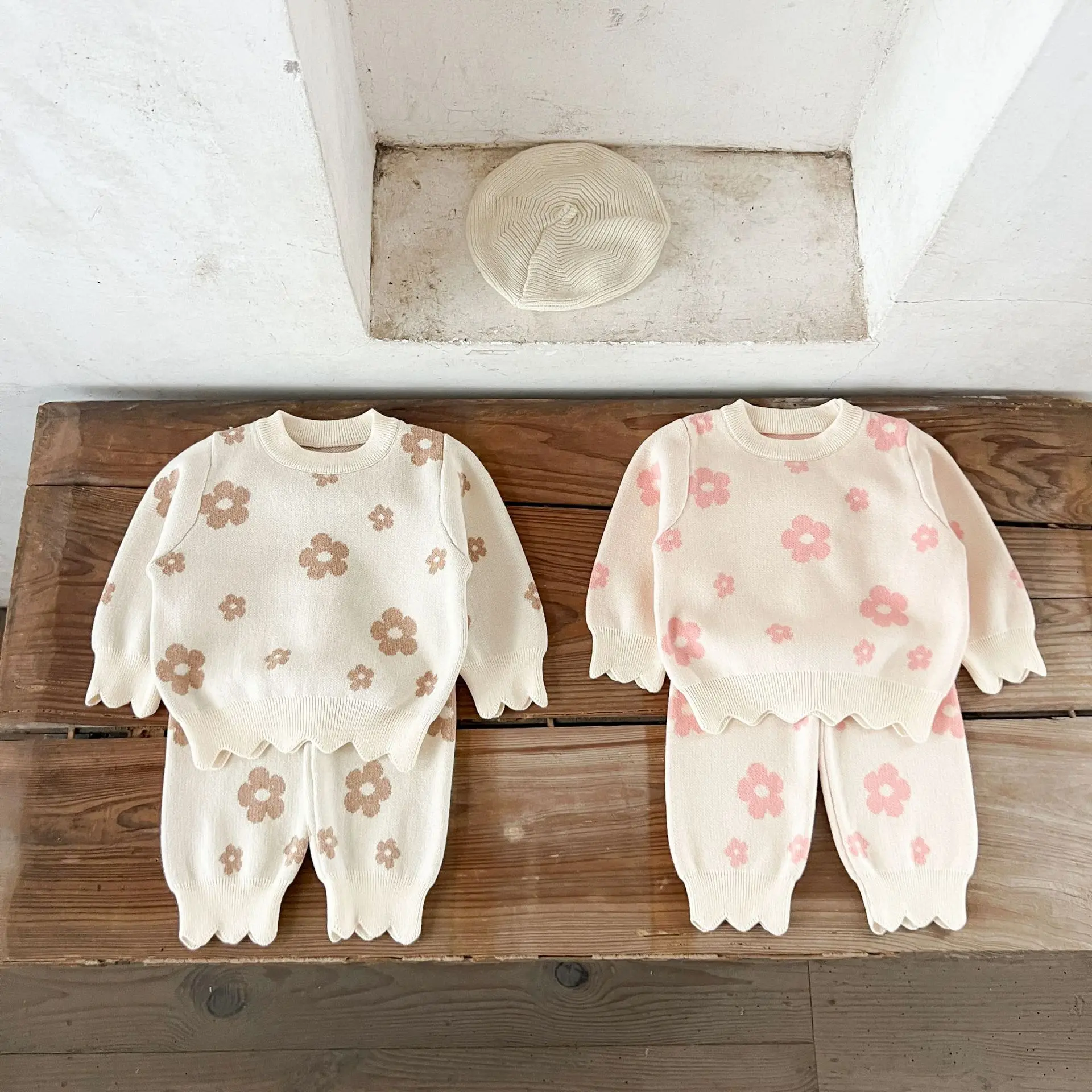 

2025 Осенний новый свитер с цветочным принтом для маленьких девочек, комплект вязаных топов + штанов, костюм из 2 предметов, милый свитер с цветочным принтом для маленьких девочек, наряды
