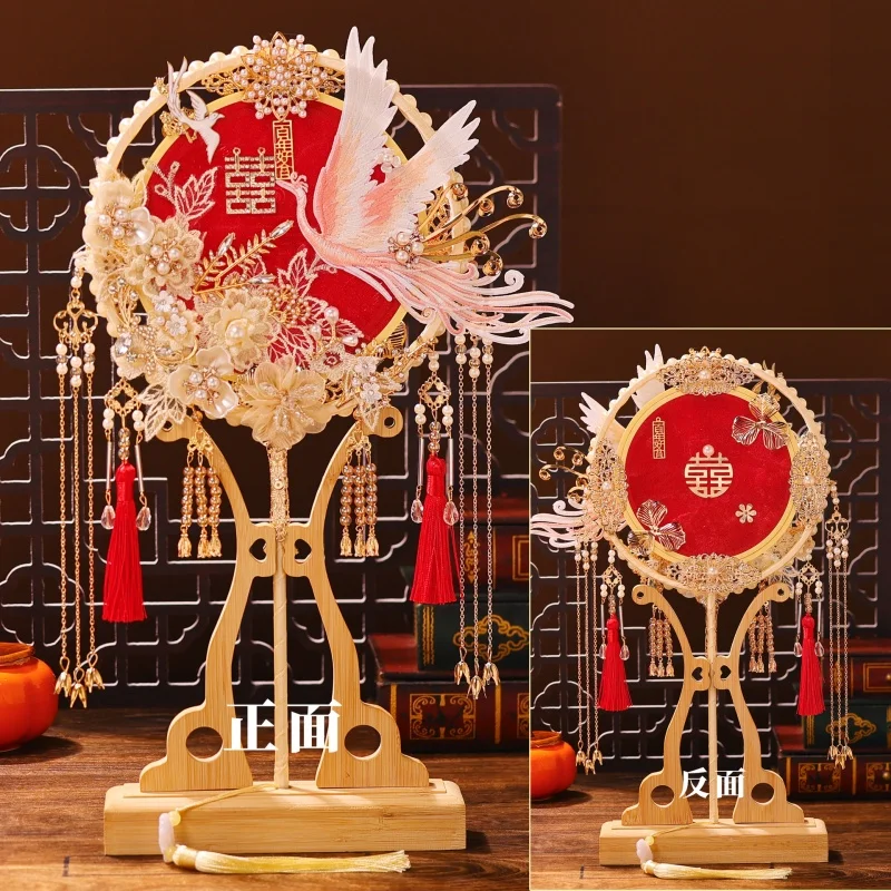

1pcs Antique Style Bride Group Fan Long Handle Handmade Bride Hand Held Fan with Tassel Flower Desig Wedding Show Fan
