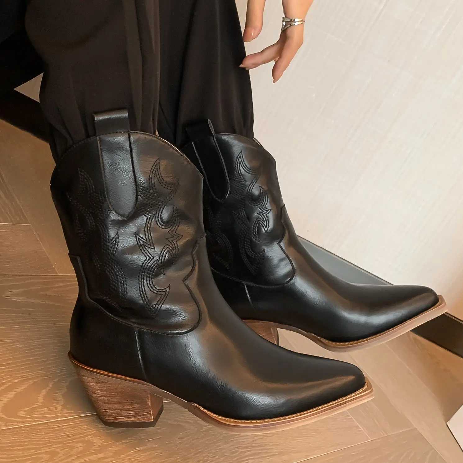 Autumn And Winter Boots, Cowhide Material, Square Heel. Calf Height, Fashion Women\'s Shoes, Pointed Toe,Embroidery