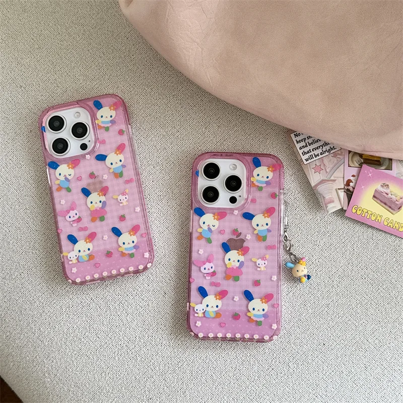 เคสโทรศัพท์ลายการ์ตูนซานริโอ อุซาฮานะ สีชมพู ลายตาราง ลายสตรอว์เบอร์รี่ เหมาะสำหรับ iPhone 16/15/14/13 เคสป้องกันโทรศัพท์ลายการ์ตูนอนิเมชั่น ของขวัญสุดพิเศษ