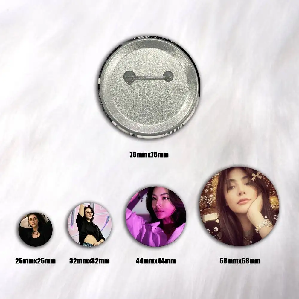 A-Peraya Malisorn Faye Round Snap-in Brooches Rock Band Lapel Pins Badges Fan Collection Accessories Jewelry Handmade Gifts