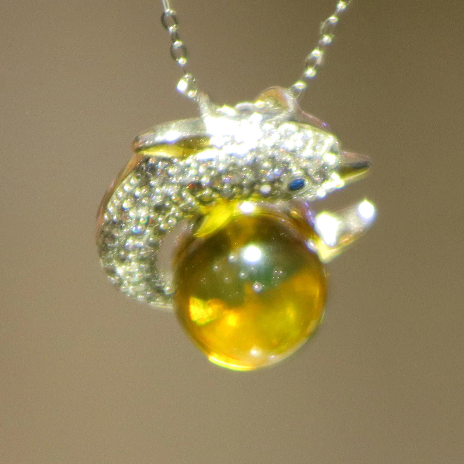 

10mm Natural Blue Amber Pendant With Necklace, Dolphin Inlaid Design, A Sweet And Romantic Gift For Her