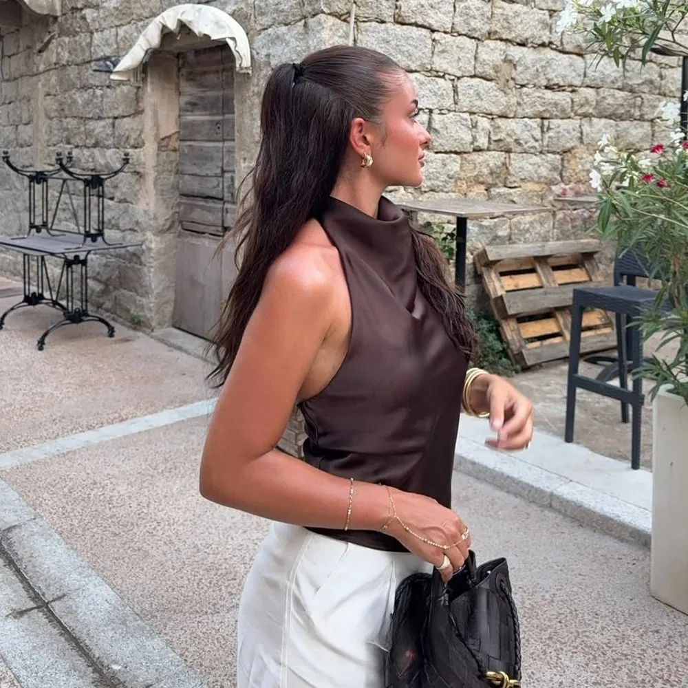 KONDALA مثير شيك زبدة الأصفر بلوزات من الساتان المرأة الرسن عارية الذراعين عطلة الشاطئ حفلة قمة الموضة 2025 السنة الجديدة مساء بلوزة من الساتان