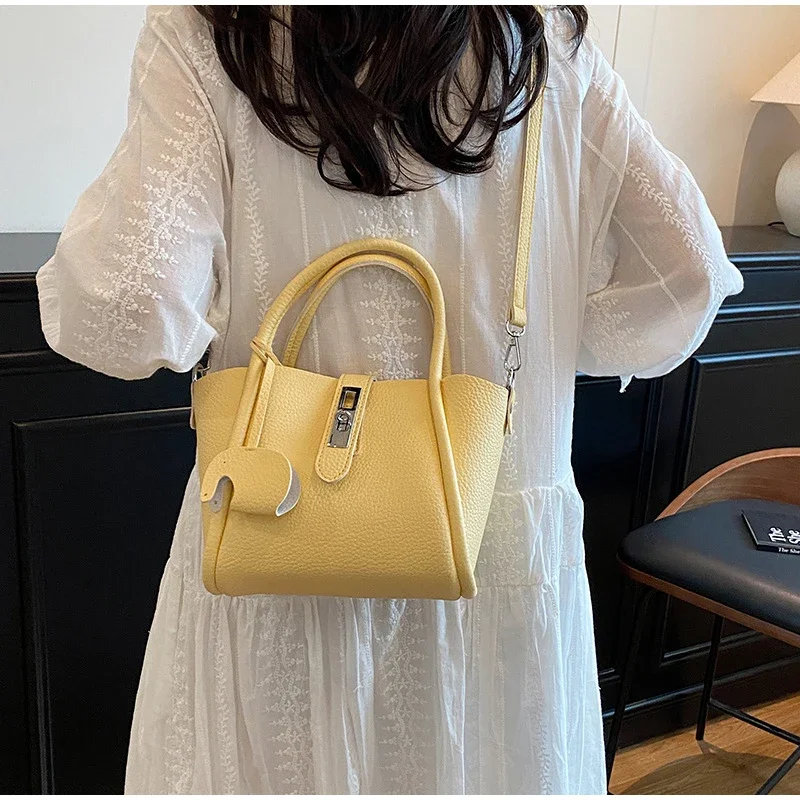 Koreanische Umhängetasche, weiche PU-Eimer-Handtasche, einfarbige Damen-Einkaufstasche mit großer Kapazität, Schultertasche für den täglichen Gebrauch – Detail 7