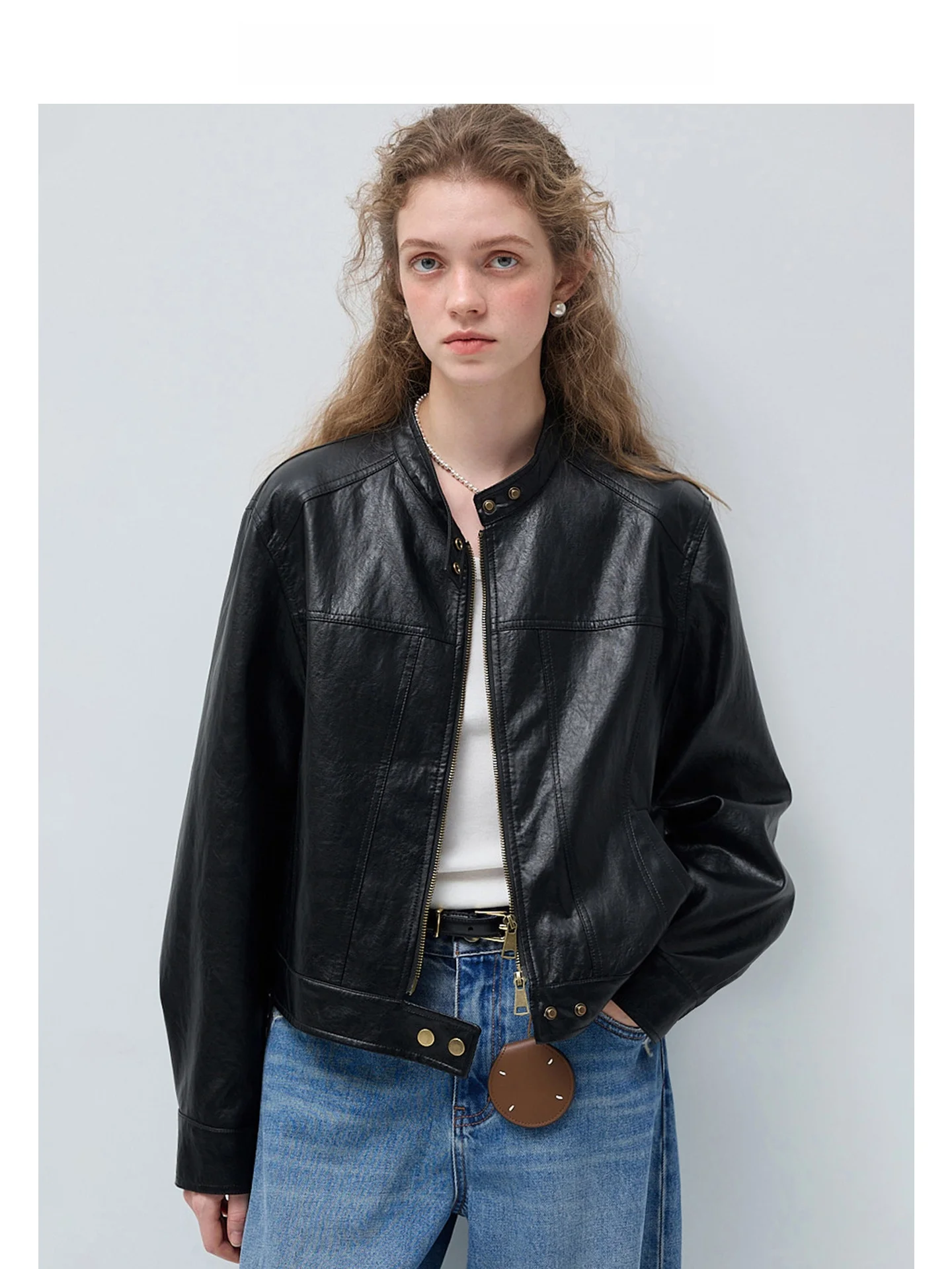 Jaqueta de Couro Feminina Estilosa VEGA CHANG Marrom com Detalhes Resistentes ao Vento, Corte Reto, Coleção Primavera 2026