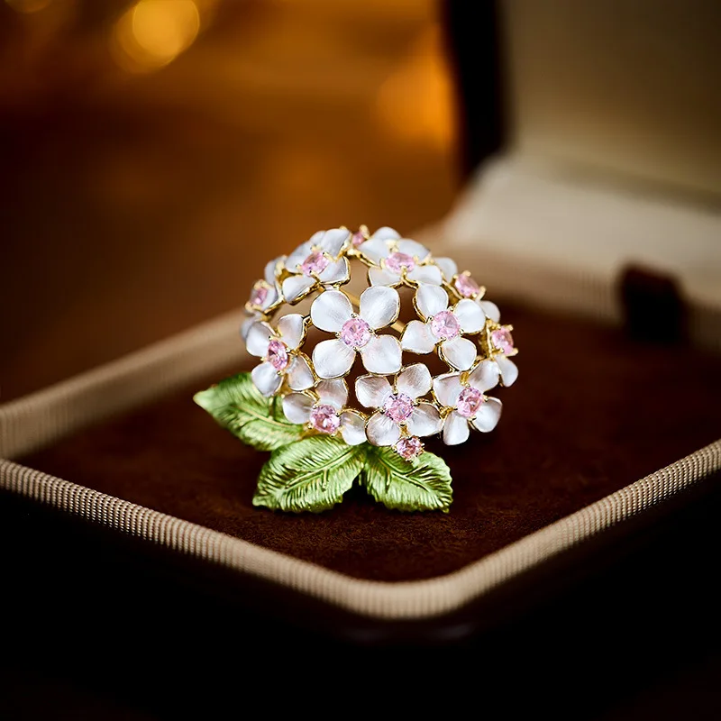 Высококачественная, элегантная и модная брошь с фиолетовой гортензией, универсальная брошь-булавка с цветком для женщин.