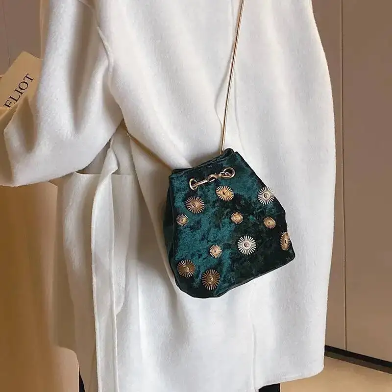 Haruku Retro Metal Applique Shoulder Bags Women Veet Large Capacity Crossbody Ladies Chain Design Bucket Bag 2025