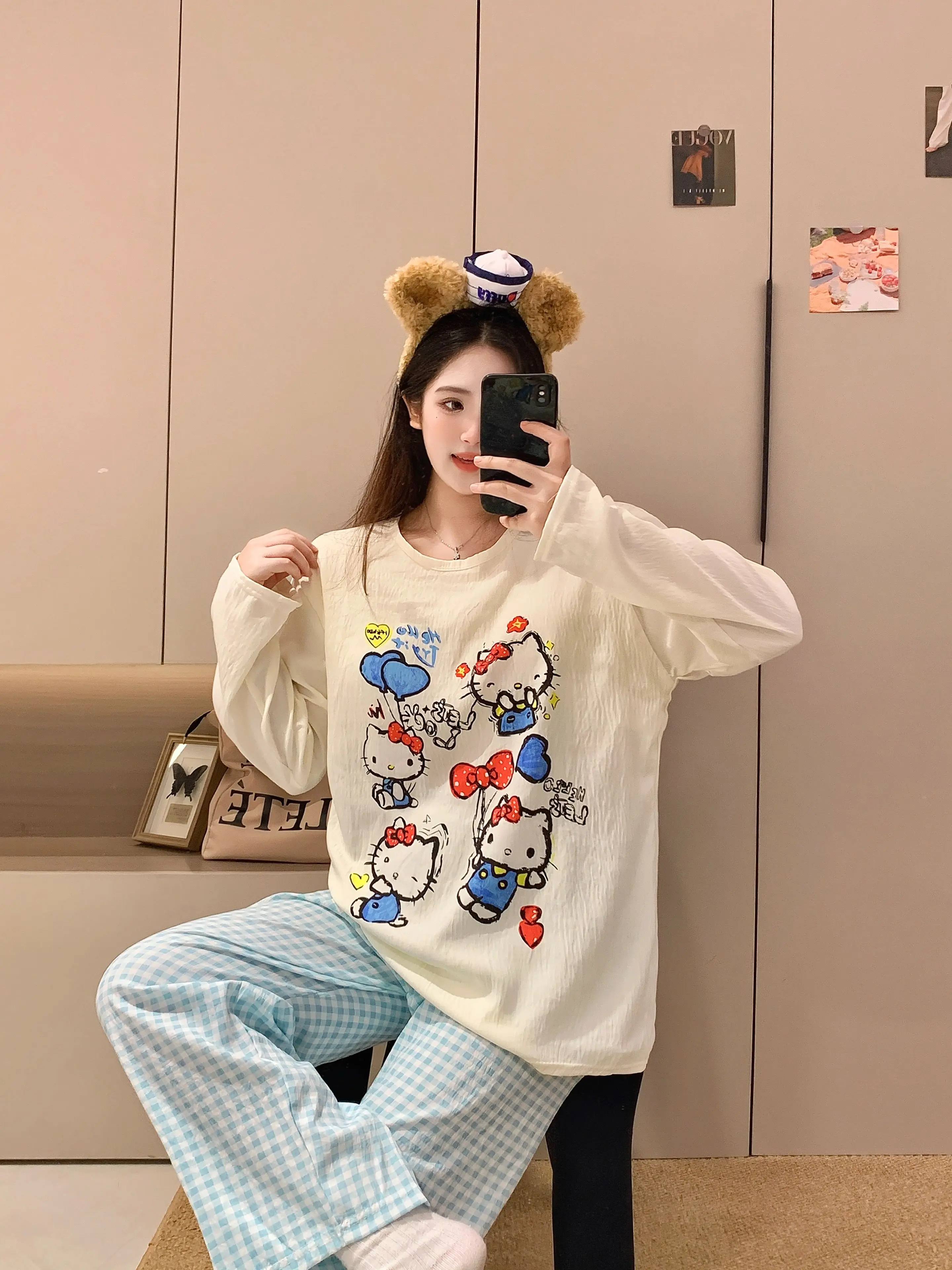 طقم بيجامة نسائي من Hello Kitty موديل 2025 مصنوع من القطن مع حمالة صدر مدمجة ودعم خريف وشتاء وسراويل طويلة الأكمام ملابس منزلية للاستلقاء