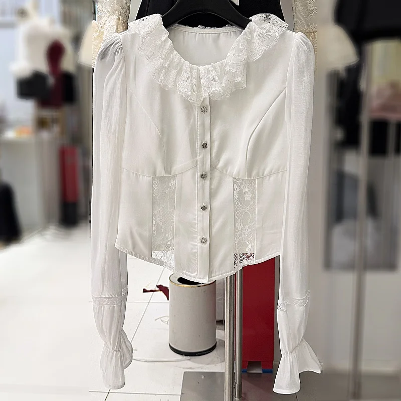 

Элегантная блузка из шифона с кружевной отделкой и пэчворком, весна 2026: модная, универсальная модель с деталями на рукавах