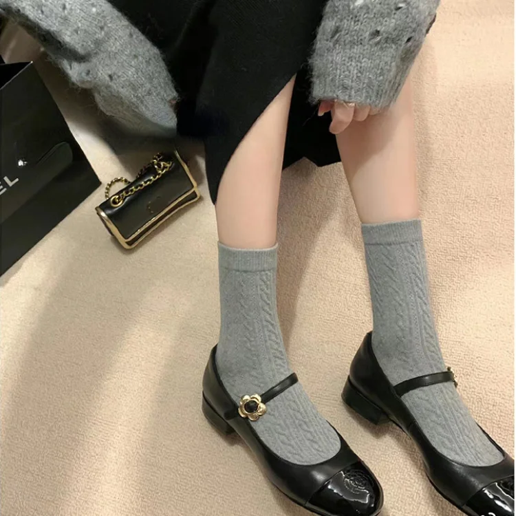 Buty damskie Mary Jane New 2024 Fashion Shallow Flower Buckle Ladies Soft Sole Casual Shoes Elegant Low Heel Leather Shoes Flats