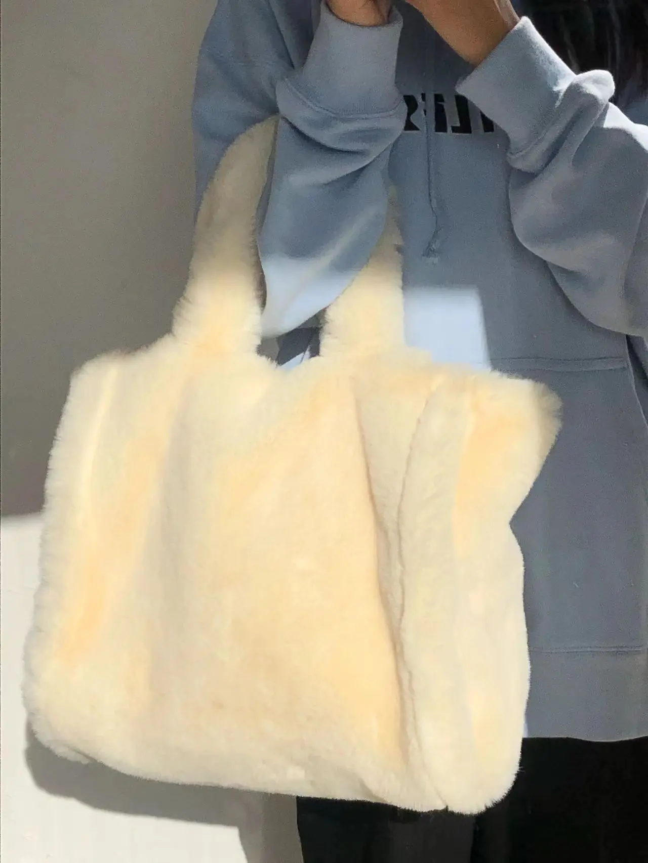 

Winter Fashion Women's Furry Tote Handbags Large Capacity Commuter Ladies Faux Fur Shoulder Bag Soft Plush Female Crossbody Bags