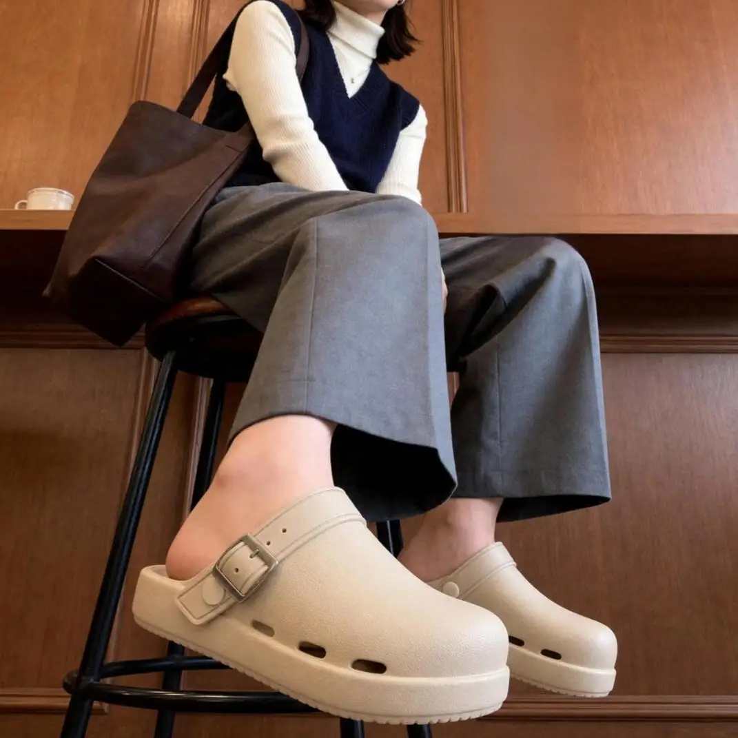 Neue atmungsaktive EVA-Clogs für Damen, klobige Plateau-Sandalen mit Hohldesign, verstellbarer Schnalle, weich und bequem, für drinnen und draußen geeignet. – Detail 4