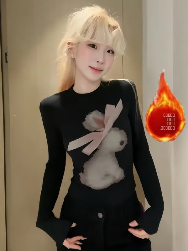 Damska koszulka plus size w stylu retro z długim rękawem, ocieplana polarem, dopasowana, z nadrukiem królika, nowa kolekcja na wczesną jesień.