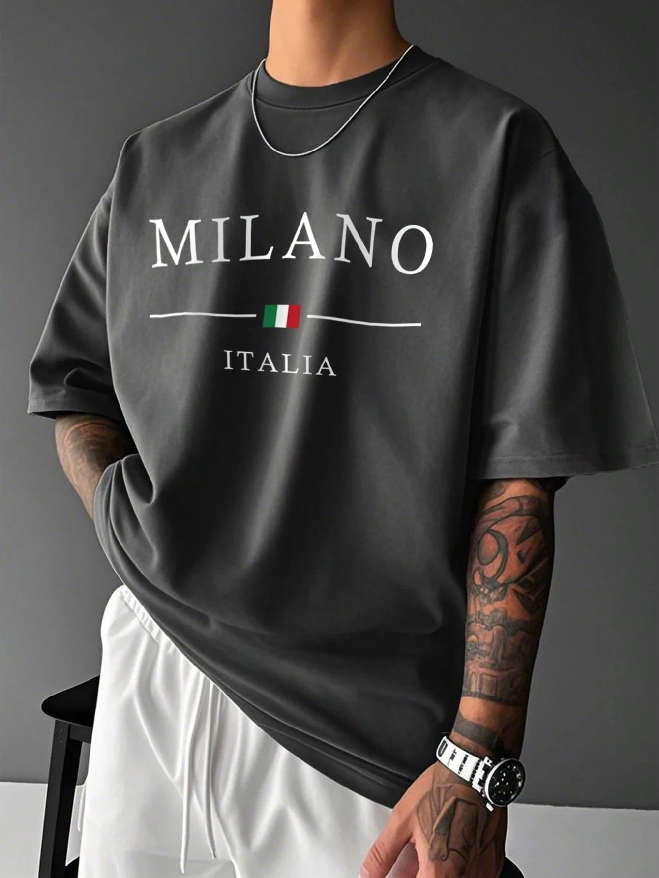 ผู้ชายกราฟิกสโลแกนการ์ตูนพิมพ์รอบคอสั้นเสื้อยืด Milano Italia ชายเสื้อยืดฤดูร้อนสบายๆเสื้อผ้าผู้ชาย TEE