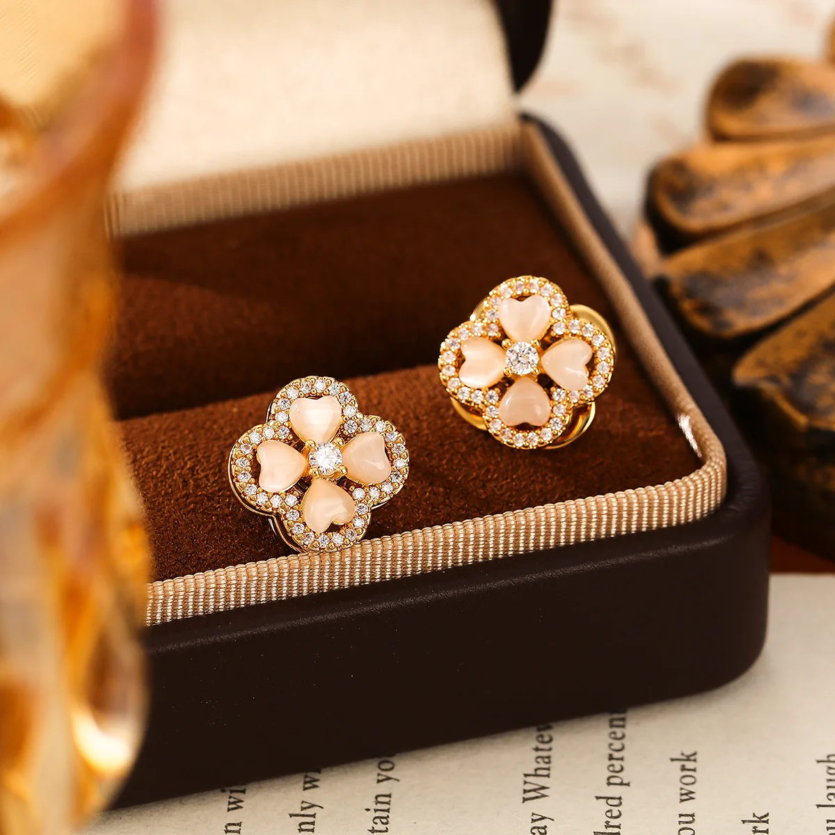 Micro-set zirconium four-leaf clover stud earrings, fashionable and versatile rotating ear jewelry.