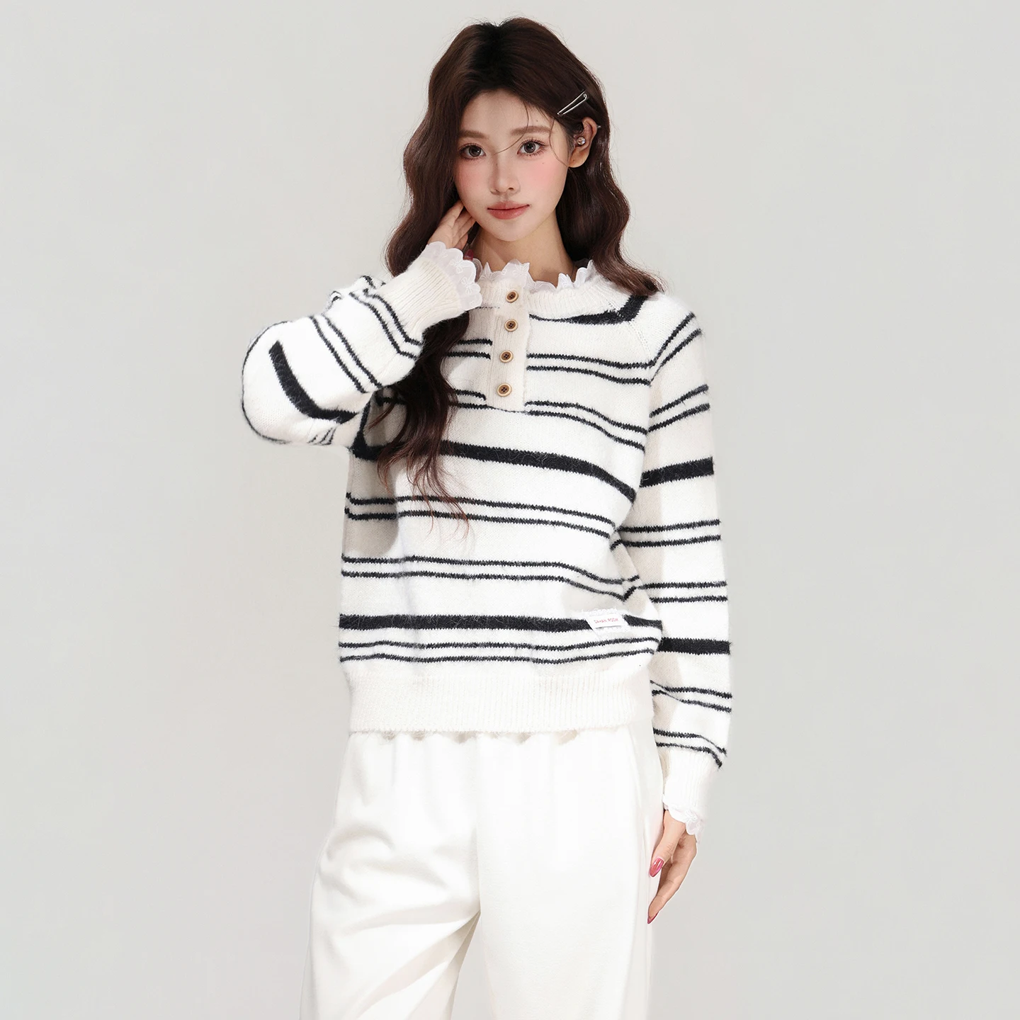 Suéter de rayas blancas con borde de hoja de loto para mujer, nueva colección Otoño/Invierno 2025, estilo perezoso y lujoso