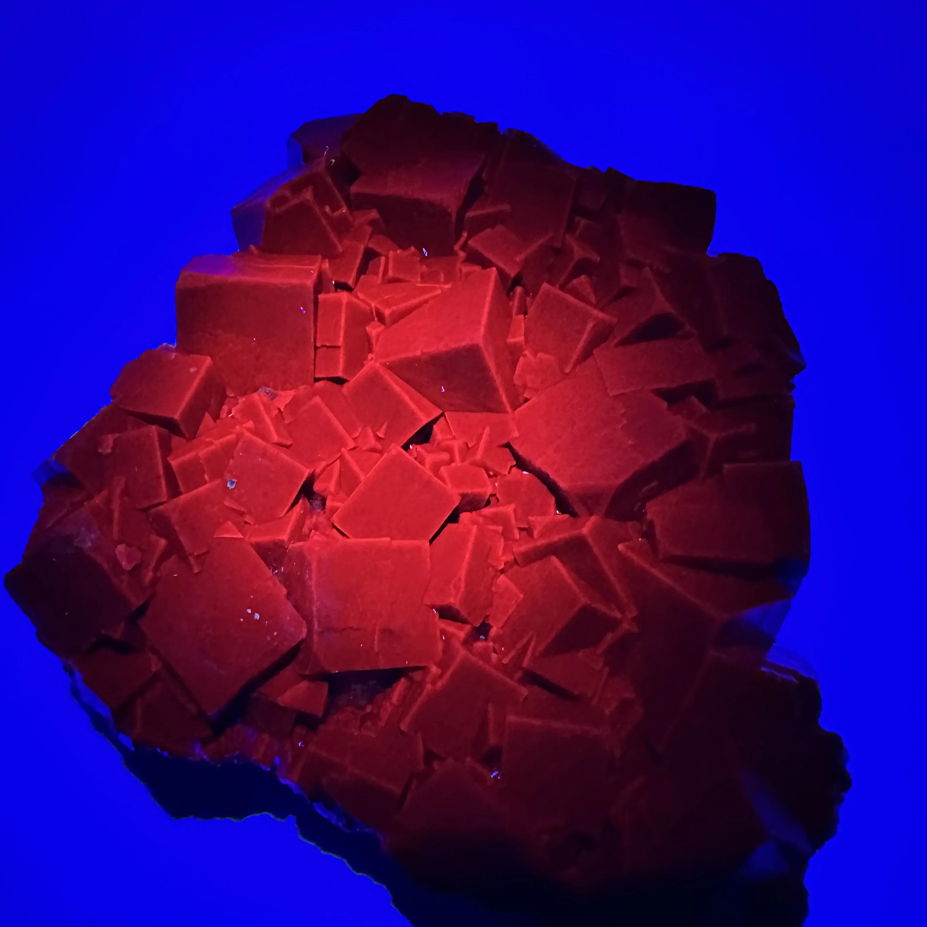 

Черный розовый флюорит из Пакистана