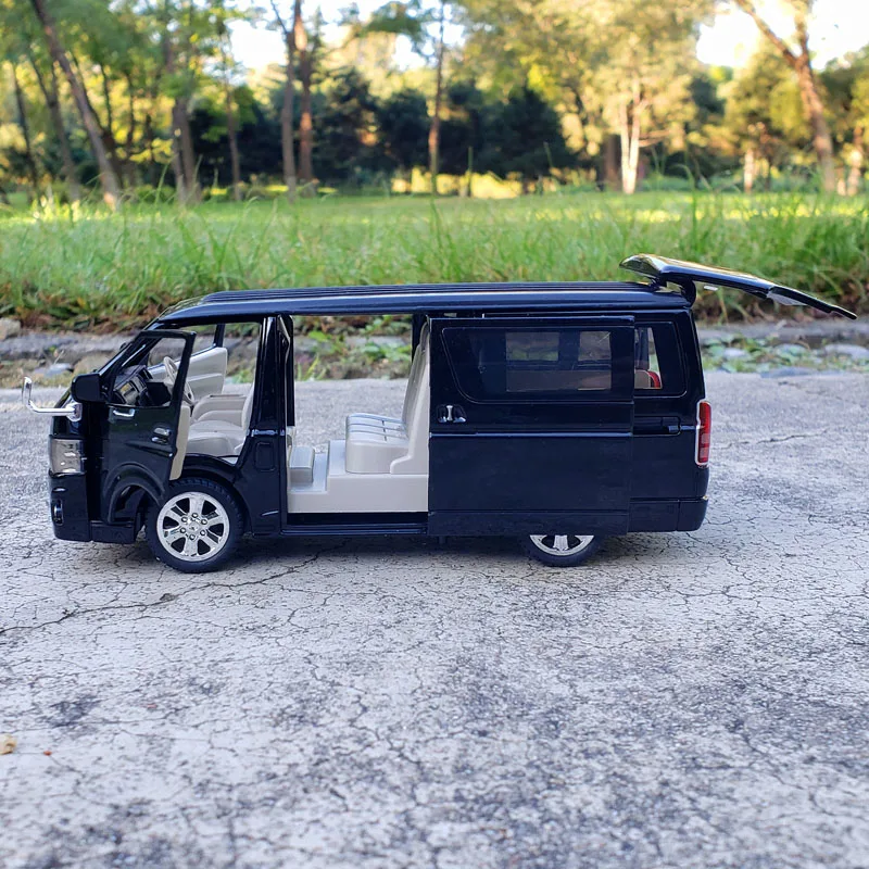 1:32 HIACE MPV Toy Car Models Alloy Diecast Doors Opened Pull Back Sound Light Business Travel Vehicle Presents for Boys