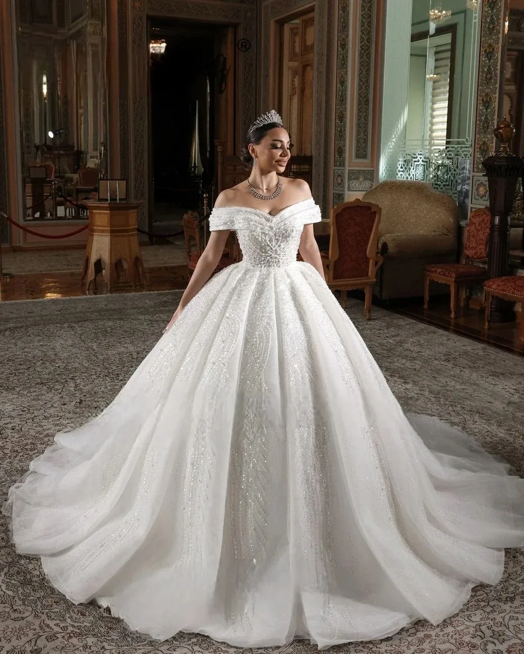 

2025 Women's Elegant And Sexy Backless Luxury V-Neck Off Shoulder Lace Bridal Dress Plus Size Wedding Dress Customization