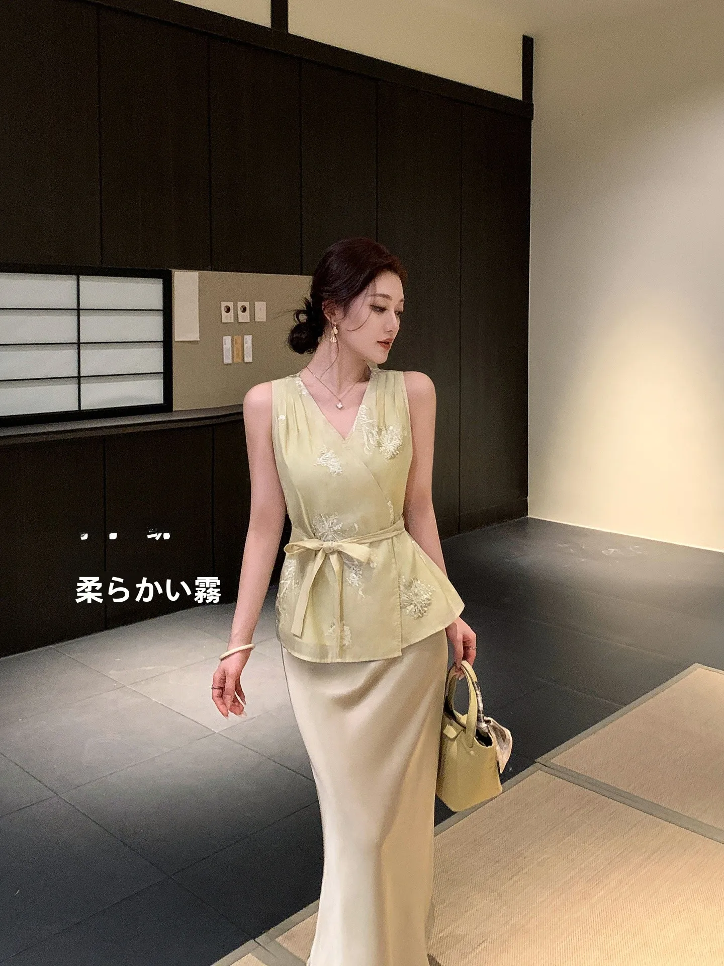 

Желтая вышитая блузка без рукавов с V-образным вырезом, женская, в деловом стиле, приталенная, с поясом, в новом китайском стиле