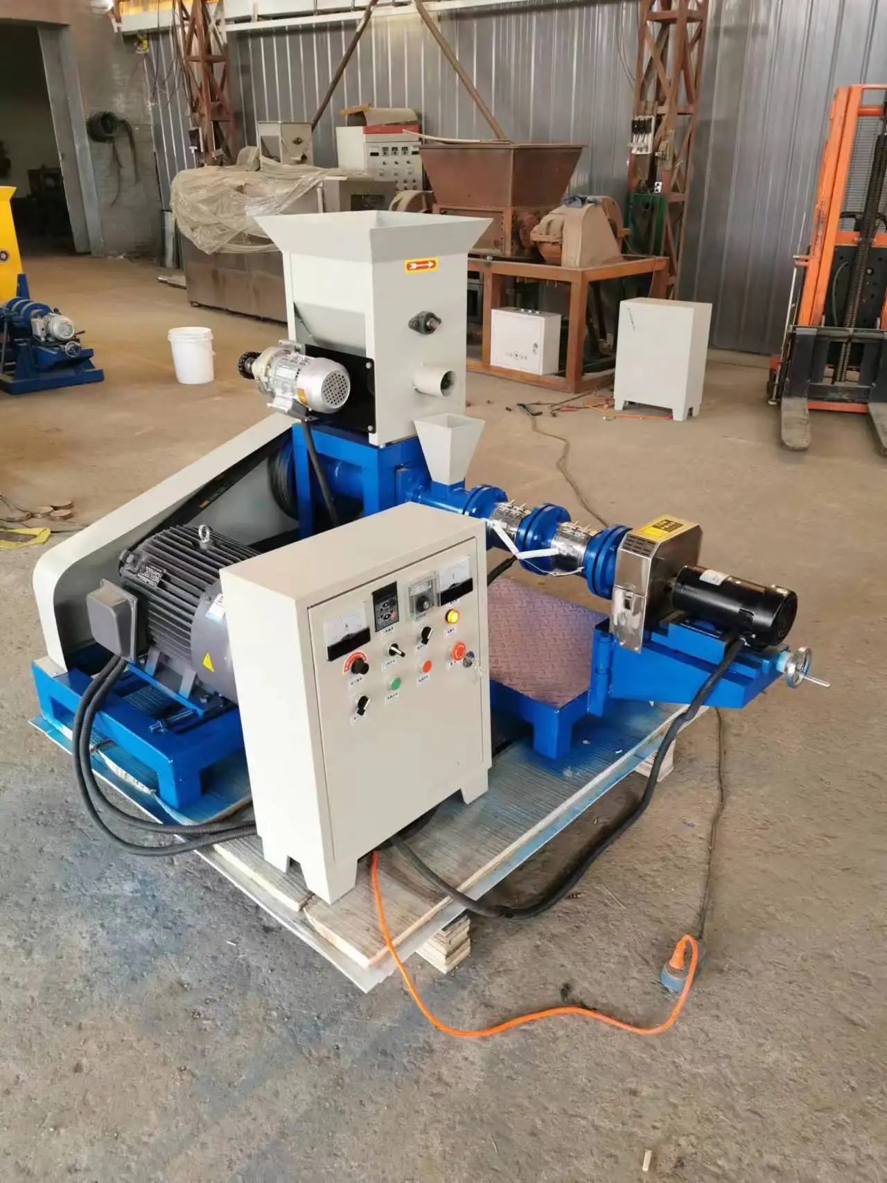 Wysokiej jakości pojedynczy ekstruder ślimakowy do produkcji pływających pokarmów dla ryb, zwierząt domowych, kotów i psów.