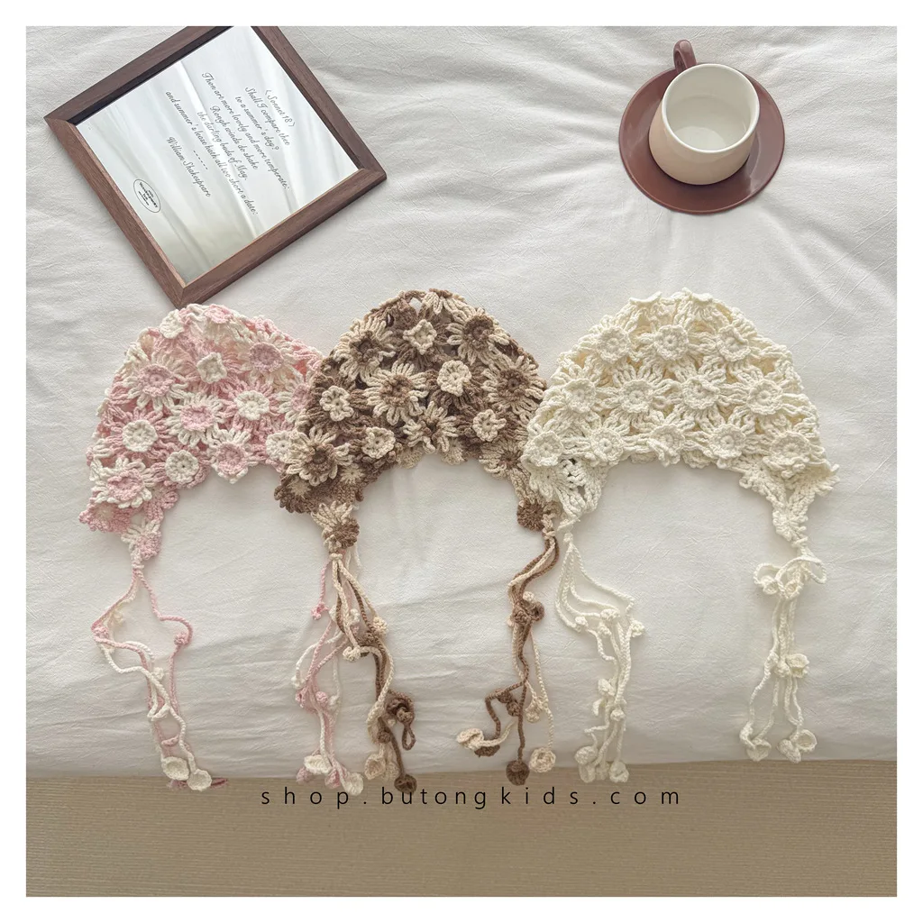 

Вязаная вручную полая шапка-ушанка в корейском стиле для девочек, осенне-зимняя стильная вязаная шапка с завязками на ленте для маленьких девочек