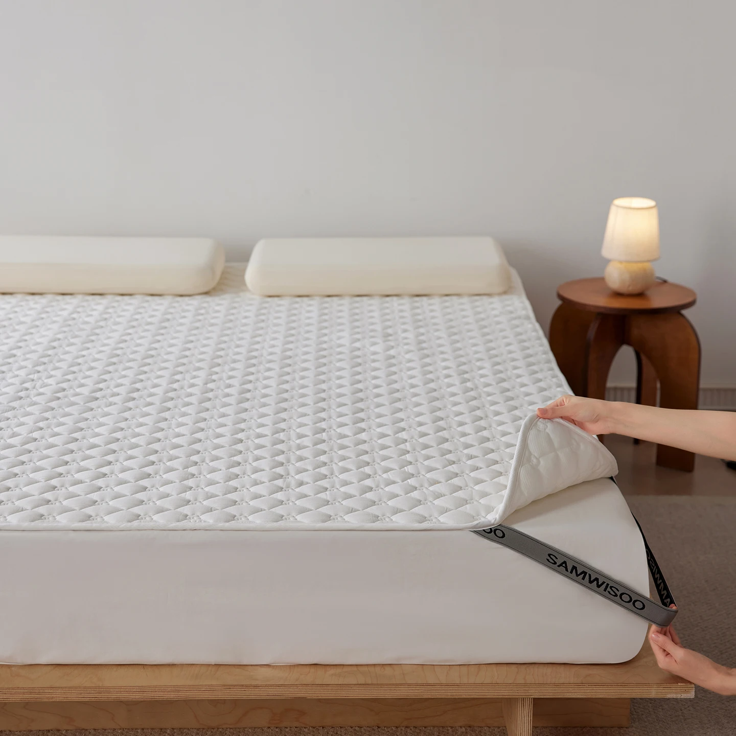 Soft Mattress Cover Quilted Breathable Mattress Protector Anti-Slip Pad Bed Sheet with Straps Hypoallergenic, for All Seasons