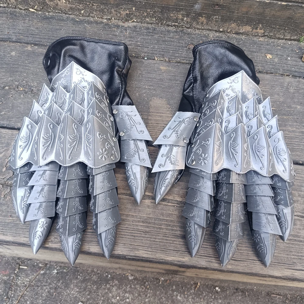 

Handmade silver dragon-shaped gloves made by 3D printing, suitable for parties, photoshoots, dance performances, comic conventio