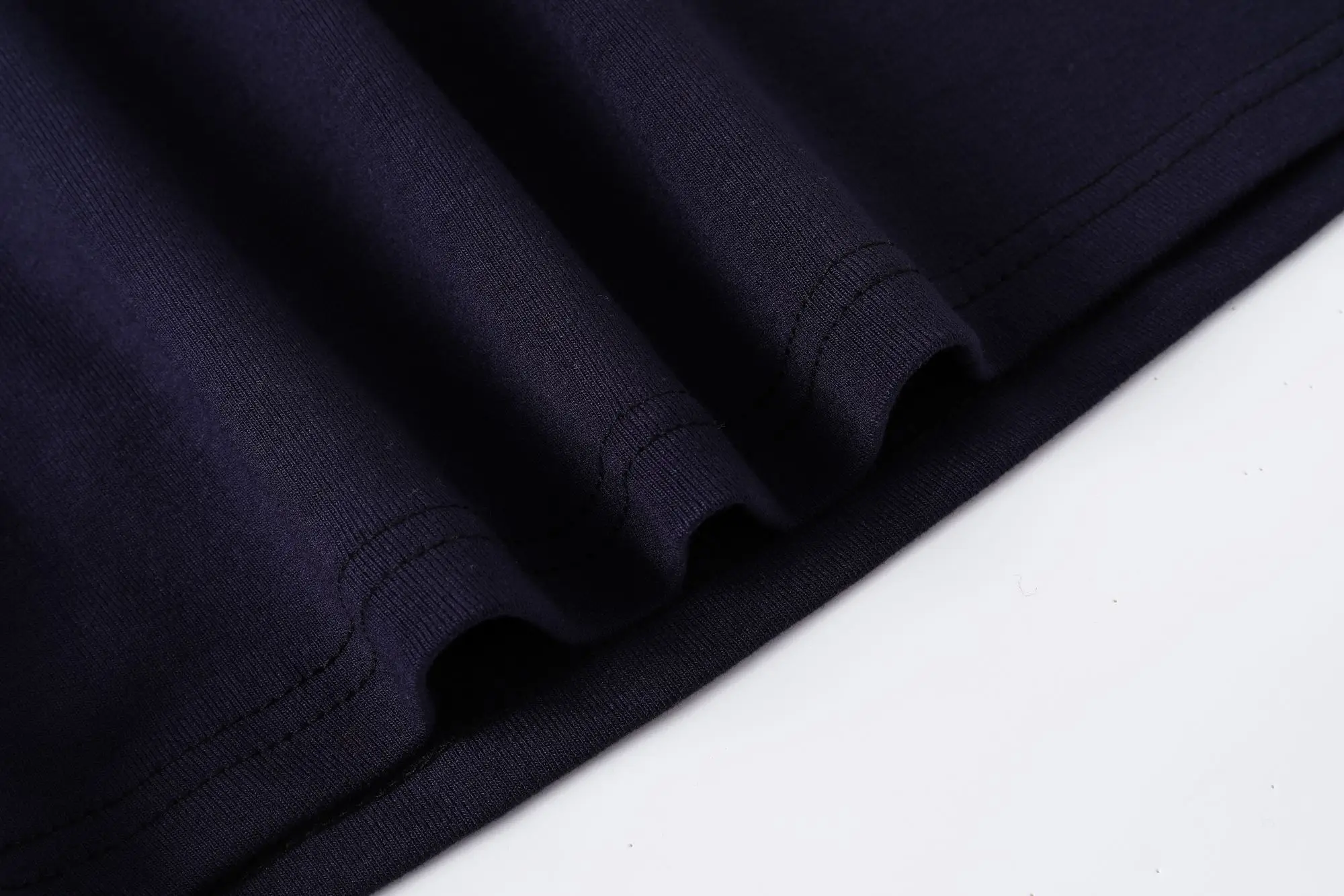 Koreanischer Stil Damen Herbst T-Shirt mit gedrehtem Ausschnitt, langen Ärmeln, schrägem Halsausschnitt, schmal geschnitten, gerippt, elegant, lässig, zum Überziehen geeignet. – Detail 9