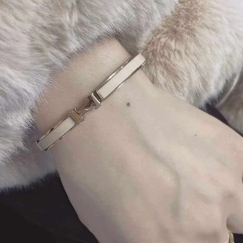 Bracciale iniziale personalizzato Polsino sottile in smalto per donne Regalo minimalista per coppie di lusso Delicato abbinato ai gioielli per lui e per lei ​