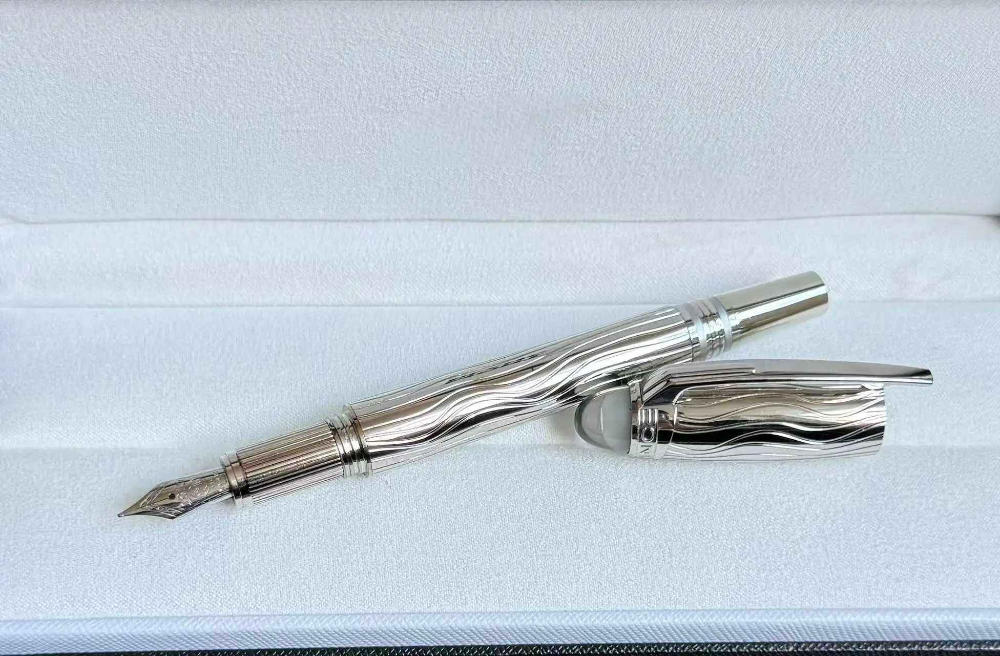 

These High-end, Luxurious Ballpoint Pens and Fountain/rollerball Pens Are Portable and Easy To Use, Making Them Excellent Gifts.