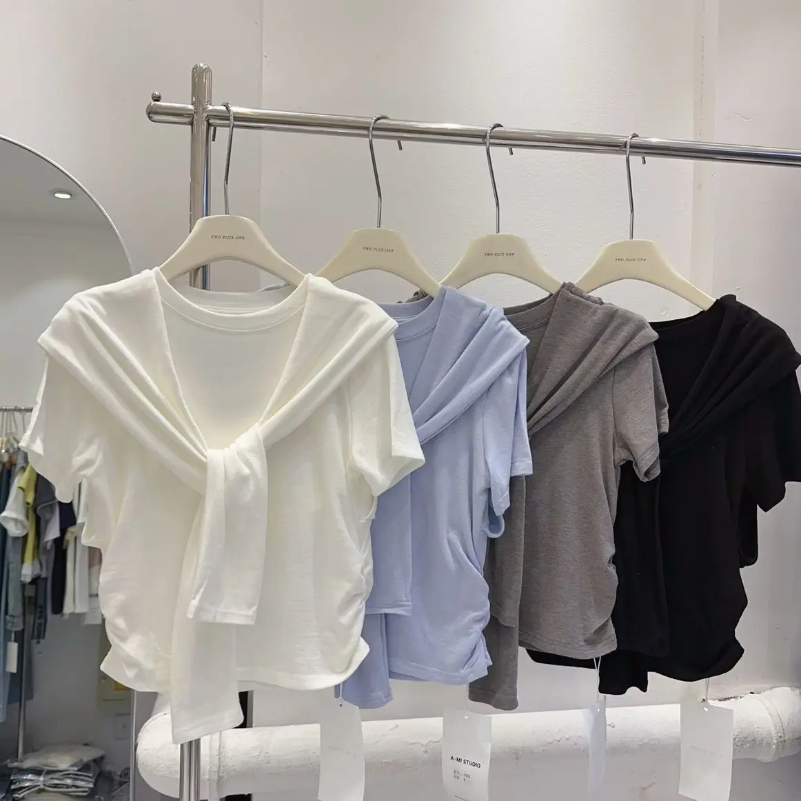 Camiseta Feminina de Algodão Modal com Design Sensacional, Manga Curta, Estilo Falso Duas Peças com Detalhe no Ombro, Cor Pur...