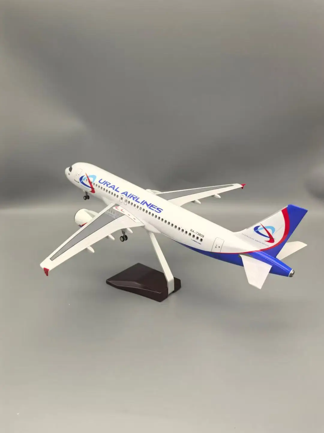 1/80 مقياس الطائرات 47 سنتيمتر دييكاست الراتنج A320 الهواء أورال الخطوط الجوية نموذج الضوء وحامل نموذج طائرة جمع الأطفال ألعاب تعليمية