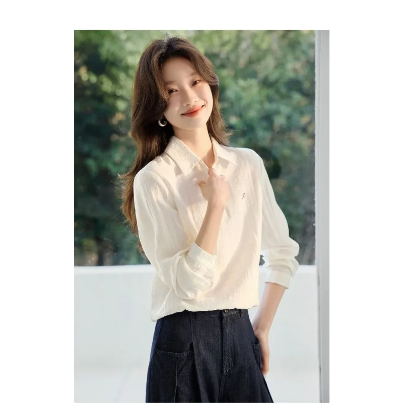 เสื้อเชิ้ตแขนยาวปักลายอเนกประสงค์ น้ำหนักเบา สไตล์ลำลองสำหรับผู้หญิง ฤดูใบไม้ผลิ 2025 รุ่นใหม่ คลาสสิก เรียบง่าย เหมาะสำหรับใส่ไปทำงาน