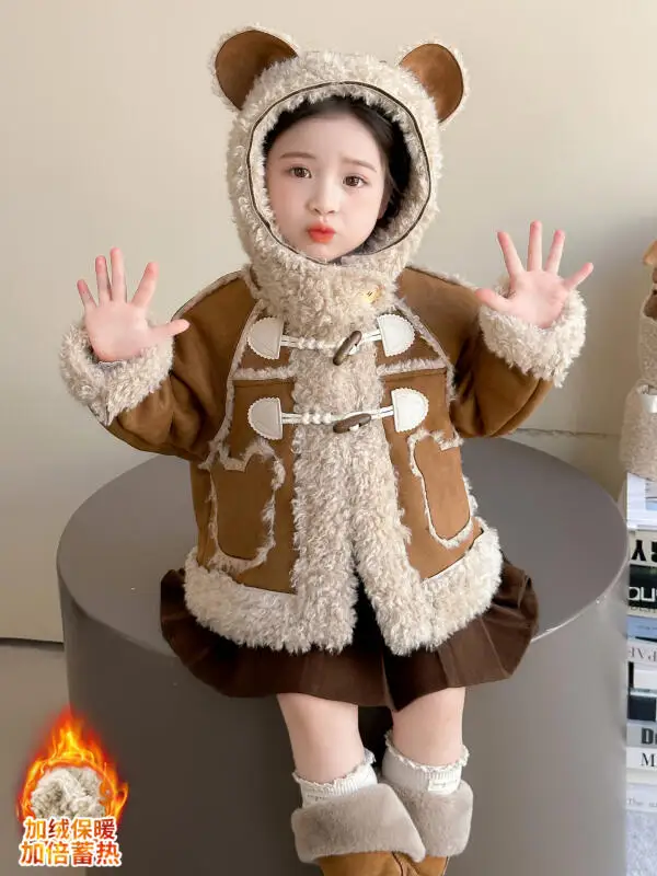 

Флисовая куртка для девочек, новинка зимы 2024, кавайная детская корейская версия, милое меховое цельное хлопковое пальто с роговой пуговицей для маленьких девочек