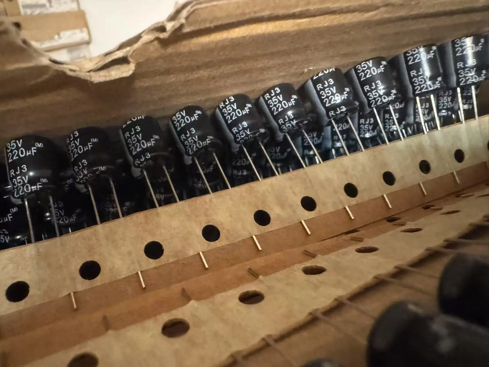 

2025 Takefast 220uF 35V ELNA RJ3 Series 10x12.5mm 35V220uF Super Low Impedance High Reliability Capacitor for Audio